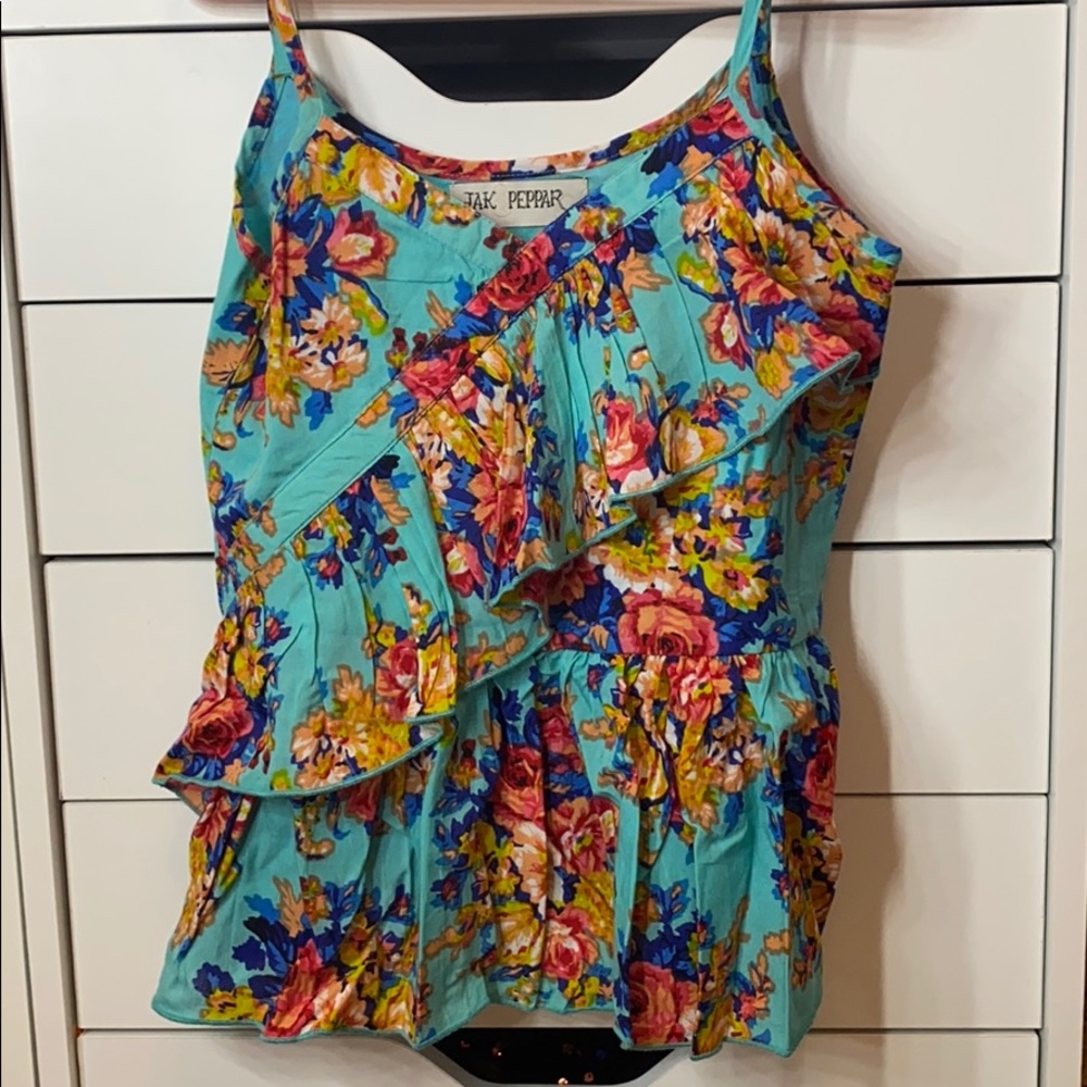 Jak & Peppar ruffle tank top